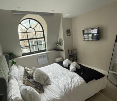 Leeds City Center Apartment | Chic central Leeds retreat