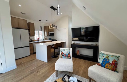 Avondale Condo | Chic Chicago Spa Retreat – Luxe & Light-Filled
