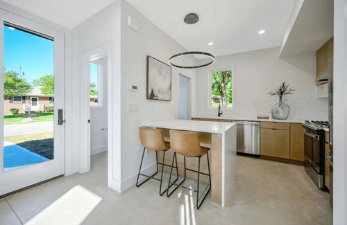 University Park Condo | Chic Contemporary Loft in Raleigh – Pet-Friendly & Centrally Located