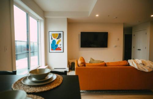 North End Apartment | Chic Cozy Retreat - 2BR - Stunning North End Views