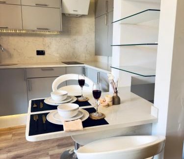 Wainscot House | Chic Cozy Room with PS5, Mini Bar & Shared Spaces