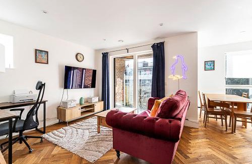South Norwood Apartment | Chic Crystal Palace Flat with Balcony & Workspace