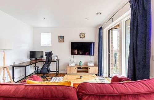 South Norwood Apartment | Chic Crystal Palace Flat with Balcony & Workspace