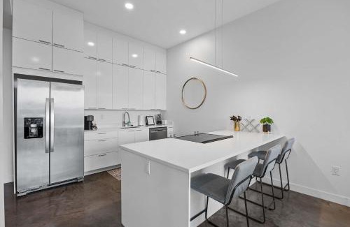 Mann Apartment | Chic Downtown Condo Steps from UIowa & Nightlife