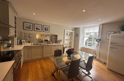 West End Apartment | Chic Edinburgh City Centre Apart. close to Castle