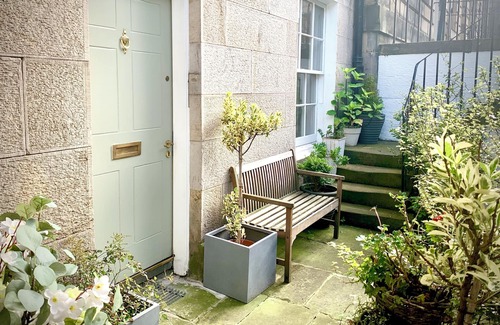 West End Apartment | Chic Edinburgh City Centre Apart. close to Castle