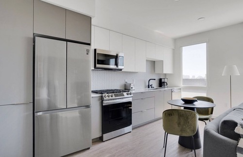 Emeryville Apartment | Chic Emeryville Studio w/Pool, Gym & W/D, walk to Safeway, by Blueground