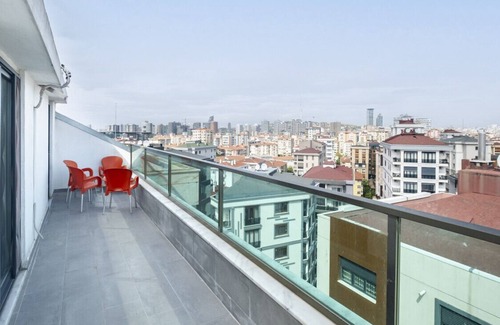 Kadikoy Apartment | Chic Flat near Public Transportation in Goztepe