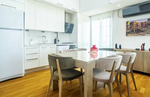 Kadikoy Apartment | Chic Flat near Public Transportation in Goztepe
