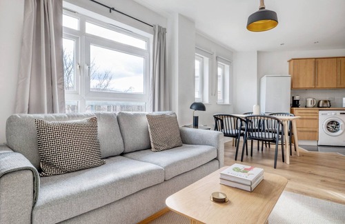 Hackney Central Apartment | Chic Hackney 2BR in gated development, nr shops & bars, by Blueground