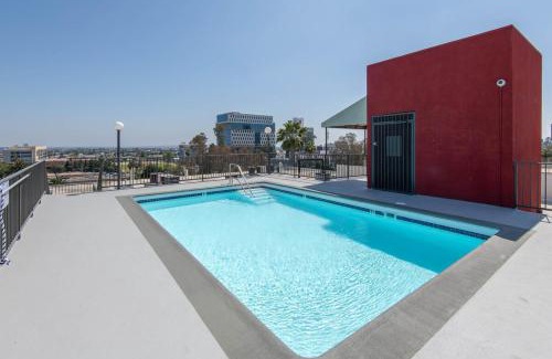 Hollywood Apartment | Chic Hollywood Retreat 2Bed Rooftop Pool with Iconic Views