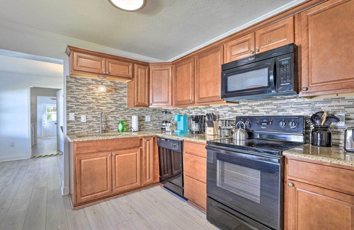 Mount Dora House | Chic Home w/Fire Pit & Patio, Walk to Lake!