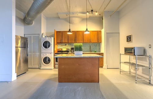 Downtown West Condo | Chic Loft wlk to CityMu, CnvnCtr & Aquarium pets welcome