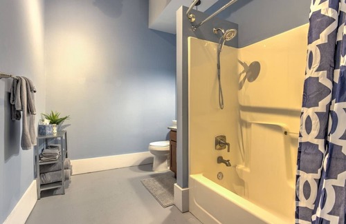 Downtown West Condo | Chic Loft wlk to CityMu, CnvnCtr & Aquarium pets welcome