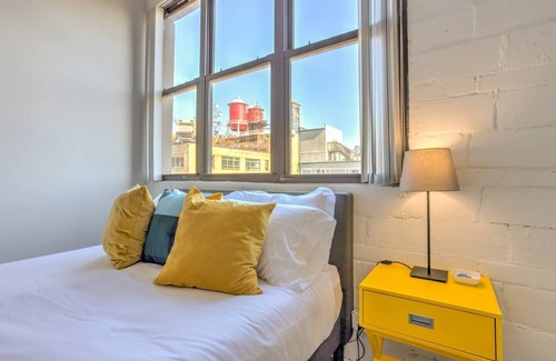 Downtown West Condo | Chic Loft wlk to CityMu, CnvnCtr & Aquarium pets welcome