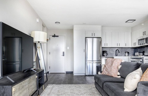 Illinois Medical District Apartment | Chic Medical District Studio w/ Gym + W/D, 1 block to L, by Blueground