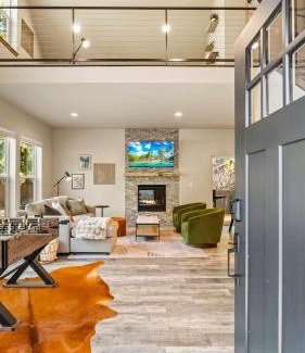 Paradise Estates House | Chic Mt Rainier Escape Hot Tub Firepit