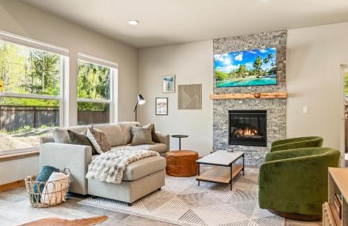 Paradise Estates House | Chic Mt Rainier Escape Hot Tub Firepit