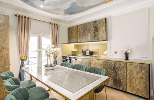 Quartier du Faubourg-Montmartre Apartment | CHIC PARISIAN RETREAT: LUXURY 3-BEDROOM APARTMENT NEAR LOUVRE AND LE MARAIS