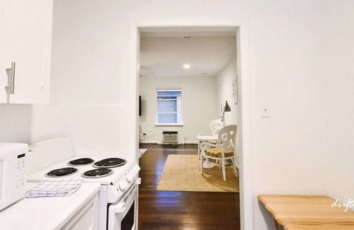 Boulevard Oaks Apartment | Chic Retreat in Museum District with Communal Pool