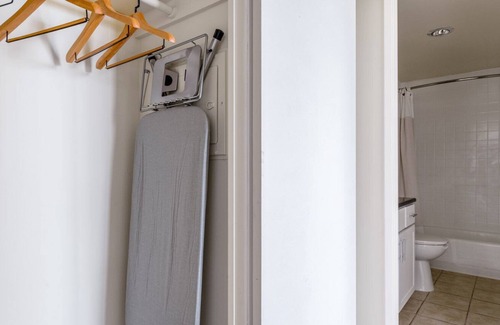 Central San Mateo Apartment | Chic San Mateo 1BR w/ W/D, Pool, Parking, walk to Caltrain, by Blueground
