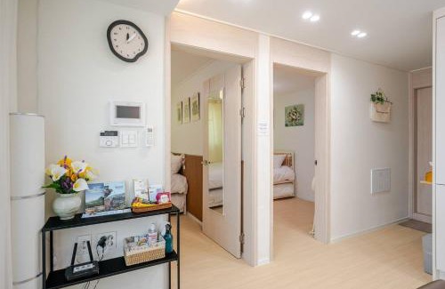 Hapjeong-dong Apartment | Chic Stay 합정역 10분이내 신축 # 엘리베이터 # 최대 8인