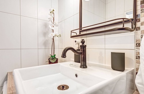 Gare Apartment | Chic studio near cathedral 4th floor