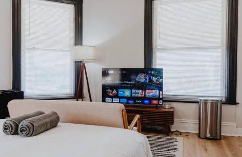 The Gate Apartment | Chic Studio Walk to SMM SLU Hospital Grand