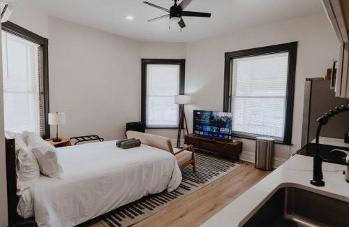 The Gate Apartment | Chic Studio Walk to SMM SLU Hospital Grand