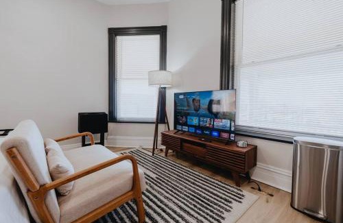 The Gate Apartment | Chic Studio Walk to SMM SLU Hospital Grand