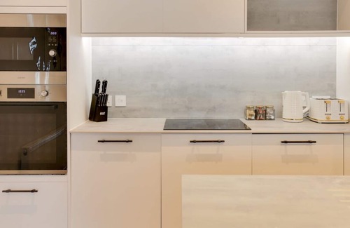 Westcliff-on-Sea Apartment | Chic & Stylish 1BR City Centre Nr Cliffs Pavillion by Luxiety Stays