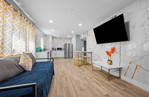 Neartown Apartment | Chic & Stylish 2-Bedroom Apartment with Free Parking