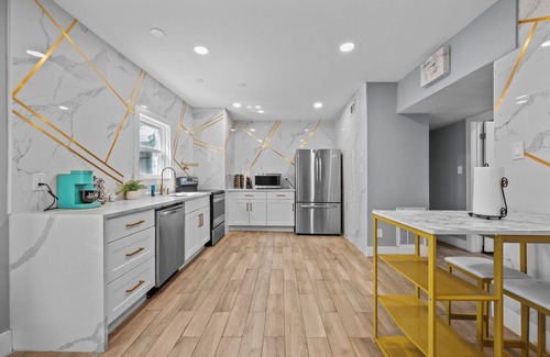 Neartown Apartment | Chic & Stylish 2-Bedroom Apartment with Free Parking