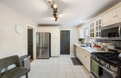 Palos Heights House | Chic & Stylish 3-bedroom house in Palos Heights