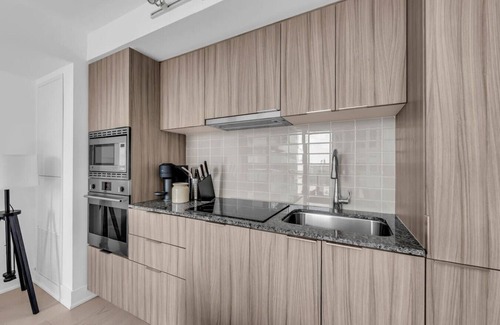 Bay Cloverhill Apartment | Chic & Stylish Condo in the Heart of Toronto