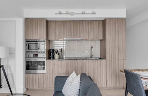 Bay Cloverhill Apartment | Chic & Stylish Condo in the Heart of Toronto