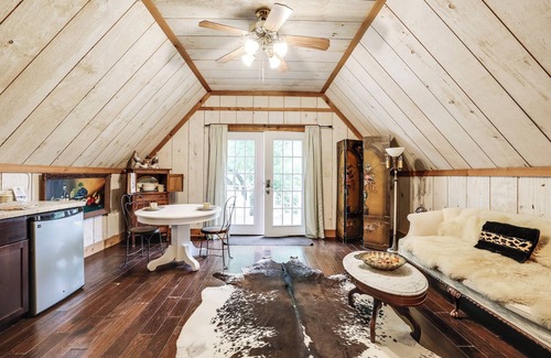 Tarpley Apartment | Chic 'Tree House' Studio ~ 24 Mi to Bandera!