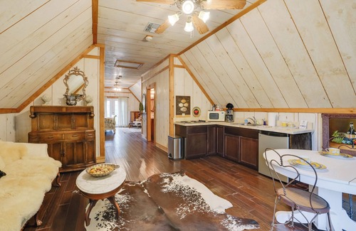 Tarpley Apartment | Chic 'Tree House' Studio ~ 24 Mi to Bandera!