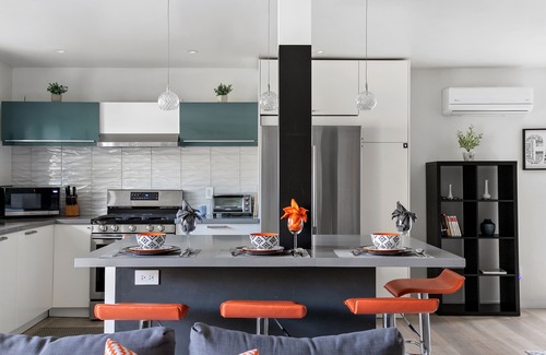 Middletown Apartment | Chic & Vibrant with Harbor View & Two Kings ~ Near It All