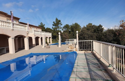Le Cannet-des-Maures Villa | Chic Villa in le Cannet des Maures with Pool and Terrace