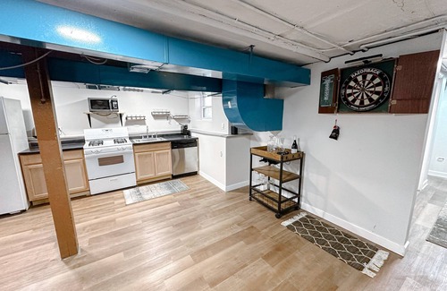 Lakeview Apartment | Chicago Bear Den