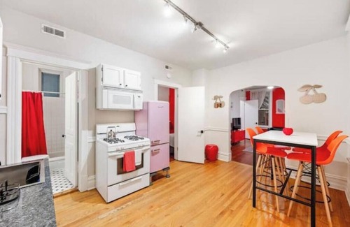 Pulaski Park Apartment | Chicago Citrus Charm 2BR WestTown