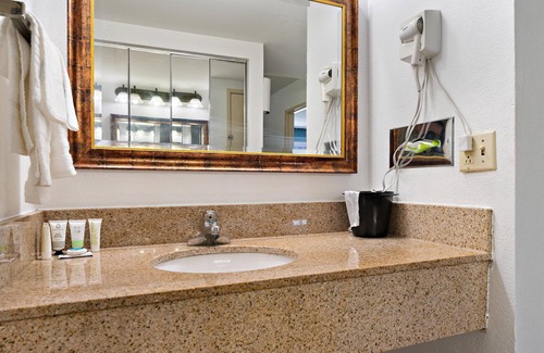 Westmont Hotel | Chicago Club Inn & Suites