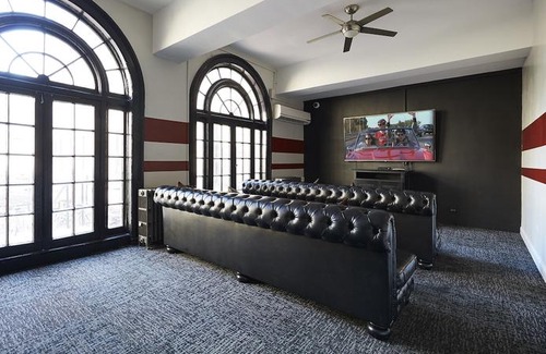 Park West Hostel | Chicago Getaway Hostel