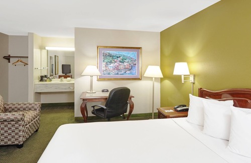 Indian Village Hotel | Chicago Lake Shore Hotel