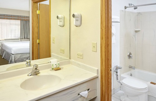 Indian Village Hotel | Chicago Lake Shore Hotel