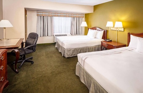 Indian Village Hotel | Chicago Lake Shore Hotel