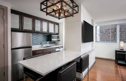Downtown Chicago Resort | Chicago's Best Kept Secret! Pets Allowed, Near The River Theater and Aon Center
