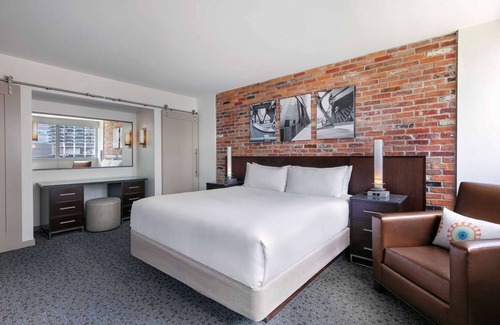 Downtown Chicago Resort | Chicago's Best Kept Secret! Pets Allowed, Near The River Theater and Aon Center