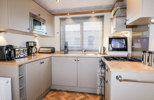 Chichester Cottage | CHICHESTER LAKESIDE HOLIDAY PARK, pet friendly in Chichester
